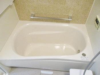 浴槽は断熱材で包み込んだ魔法びんのような構造なので、湯温の低下を防ぎます。長時間の入浴も快適です。