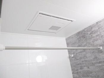 浴室換気乾燥暖房機「三乾王」を取り付けました。雨の日には浴室が乾燥室に早変わりです。