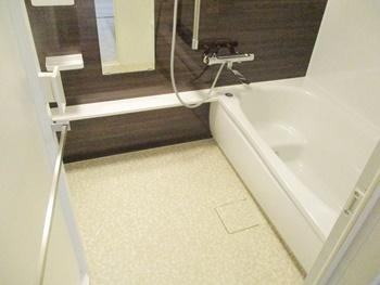 TOTOのマンションリモデルバスルームに交換しました。排水口は凹凸が少なく汚れが落としやすい形状なので、お掃除が簡単です。