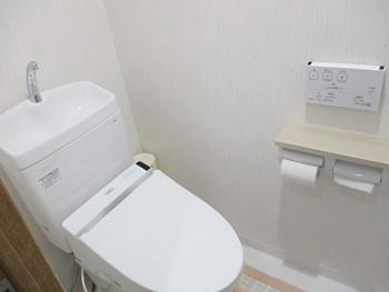 トイレはTOTOのピュアレストQRに交換しました。お掃除のしにくい便器のフチ裏の窪みが浅いので、汚れを拭き取りやすいです。