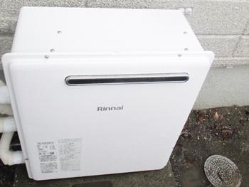 リンナイのRUF-A2003SAGに交換しました。据置型の給湯器です。約30分おきに浴槽の湯温をきめ細かくチェックして、保温運転を行い湯温の低下を防ぎます。