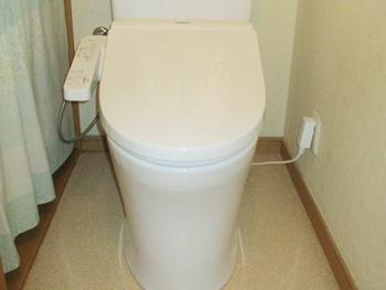 サイドカバーが便器の凹凸を覆い、見て目がスッキリでお掃除もしやすいです。節水性の高いトイレです。