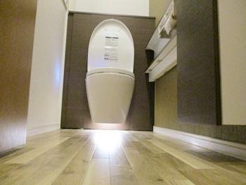 やわらかなフロアライトを標準装備しているので、夜中の暗いトイレ室内でも、便器やリモコンの位置がわかって安心です。
