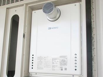 ノーリツのGT-2460SAWX-T-1BL12A13Aに交換しました。扉内設置型の給湯器です。ボタンを押すだけで設定温度で設定湯量まで自動で湯張りし、設定温度になると自動でストップします。給水温と設定温をチェックし、湯温が下がると自動で追い炊きします。