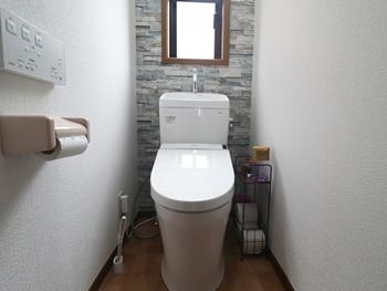 2階のトイレをTOTOのピュアレストQRに交換しました。汚れが溜まりやすく、お掃除がしにくい便器のフチ裏の窪みが浅いので、汚れを拭き取りやすいです。