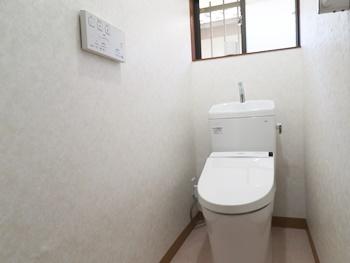 トイレの内装工事も行いました。天井・壁のクロスはトキワのTWS8070です。明るく清潔感のあるトイレになりました。