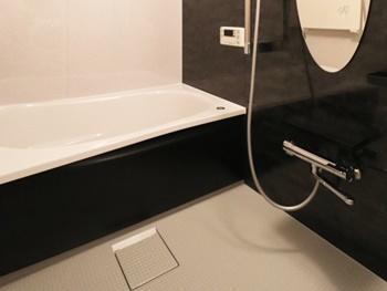 TOTOのマンションリモデルバスルームは、魔法びん浴槽なので保温効果が高いです。浴槽は白と黒のおしゃれなツートンカラーにしました。