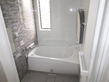 浴室はTOTOのマンションリモデルバスルームに交換しました。ほっカラリ床は、内側にクッション層を持っています。そのクッション層が畳のような柔らかさを実現。膝をついても痛くないです。