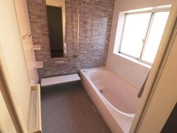 浴室は、TOTOのサザナに交換しました。ほッカラリ床は、床表面に特殊加工を施した親水層の効果で、皮脂汚れと床の間に水が入り込み、汚れ落ちがスムーズになります。ブラシでのお掃除がラクラクです。