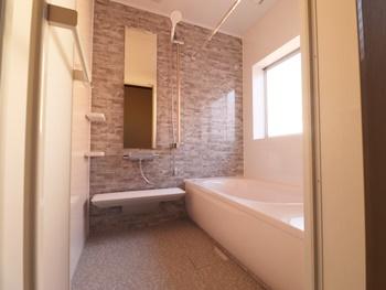 お掃除ラクラクカウンターは、壁や浴槽と離れた形状なので、汚れがたまりにくいです。浮島のようなデザインです。
