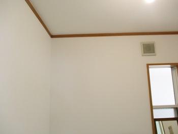 天井・壁のクロスは、サンゲツのSP9555に張替えました。明るく清潔感のある洗面所になりました。