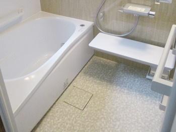 浴室はTOTOのサザナに交換しました。ほっカラリ床は、内側にクッション層を持っているので膝をついても痛くないです。