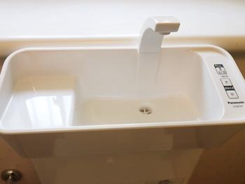 手洗いボウル内には、石鹸や小物が置けるスペースがあります。