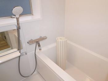 浴室はTOTOのマンションリモデルバスルームに交換しました。カラリ床は、床がカラリと乾くので、翌朝には靴下のまま入ることができます。カラリと乾くので汚れも付きにくく、いつでも清潔を保てます。