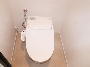 トイレはパナソニックのNEWアラウーノVに交換しました。3Dツイスター水流で時間をかけまんべんなく洗い、流れの方向を変え一気に排水します。洗浄力と節水性の高いトイレです。