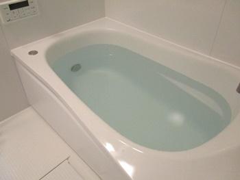 TOTOのマンションリモデル。浴槽は断熱材を包み込んだ魔法ビンのよな構造になっているのでお湯が冷めにくく、寒い季節でも快適に入浴できます。