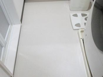 洗面所のクッションフロアはサンゲツのHM-5160に張替えました。白を基調とした清潔感のある床になりました。