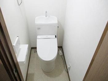 1階と2階のトイレどちらともピュアレストQRに交換しました。トイレ交換と一緒に内装工事も行いました。キレイなトイレになりました。