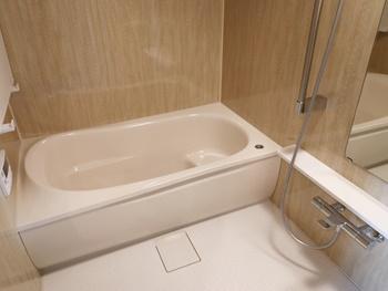 浴室はTOTOのマンションリモデルバスルームに交換しました。ほッカラリ床は、床の内側にクッション層を持っているので、膝をついても痛くないです。