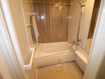浴室はTOTOのマンションリモデルバスルームに交換しました。ほッカラリ床は、内側にクッション層を持っているので、膝をついても痛くないです。畳のような柔らかさです。
