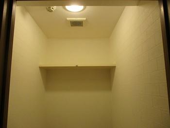 トイレの壁紙は、サンゲツのSP9587です。白レンガ柄がおしゃれな空間を醸し出します。