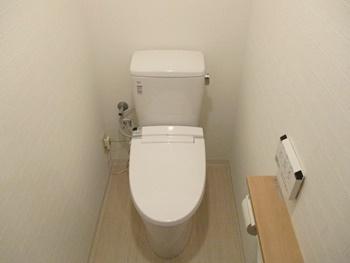トイレをリクシルのアメージュZに交換しました。シャープで足元がスリムなフォルムは汚れを拭きやすくお手入れ簡単です。