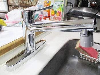 キッチンの水栓はTOTOの台付シングル混合水栓TKS05313Jに交換しました。継ぎ目が少ないので汚れが付きにくく、拭き掃除が簡単です。