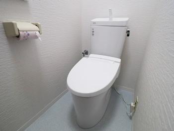 リクシルのアメージュZは、フチレス形状の便器なのでサッとひと拭きで綺麗になります。お掃除ラクラクなトイレです。