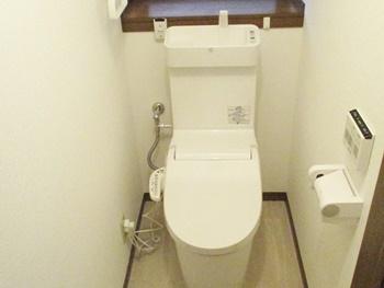 パナソニックのNEWアラウーノVは、スゴピカ素材を採用したトイレなので、汚れがつきにくいです。汚れが溜まりやすかった便器のフチ裏がない形状なので、ひと拭きで汚れを落とせます。お手入れ簡単です。