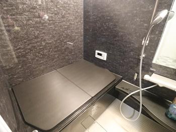 浴室はリクシルのリノビオVです。水はけの良い滑りにくい床や、カウンターを取り外して丸洗いできることなどが魅力です。
