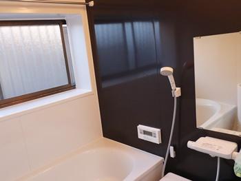 浴室はTOTOのサザナです。断熱材を包み込んだ魔法びんのような構造の浴槽と、高断熱の風呂蓋と合わせて、保温性の高い浴室になりました。