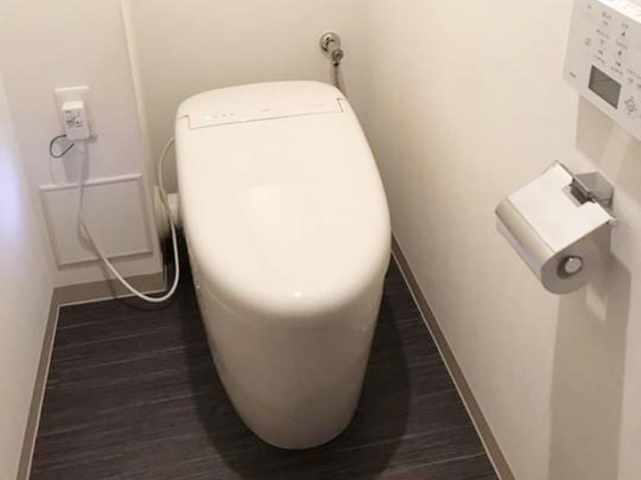 横須賀市のI様邸にてトイレ交換工事を行いました　TOTOさんのタンクレストイレ　ネオレストRHへの交換工事を行いました　丸い形状で見た目がキレイなだけでなく機能も充実