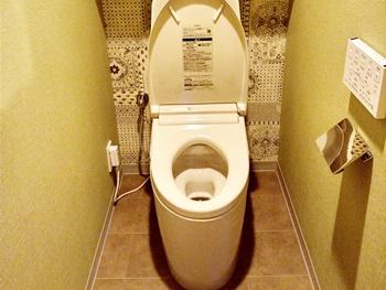 新しく交換したトイレはOTOの一体型便器GG-3-800です。便器内を少ない水量で旋回しながらしっかり流すトルネード洗浄で快適に使用できます。