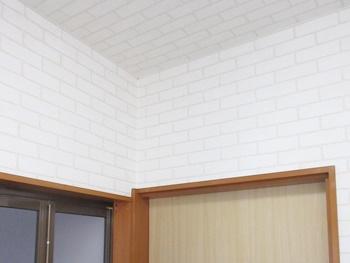 天井・壁のクロスは、サンゲツのSP2901に張替えました。温かみのあるカフェライクなレンガ柄です。