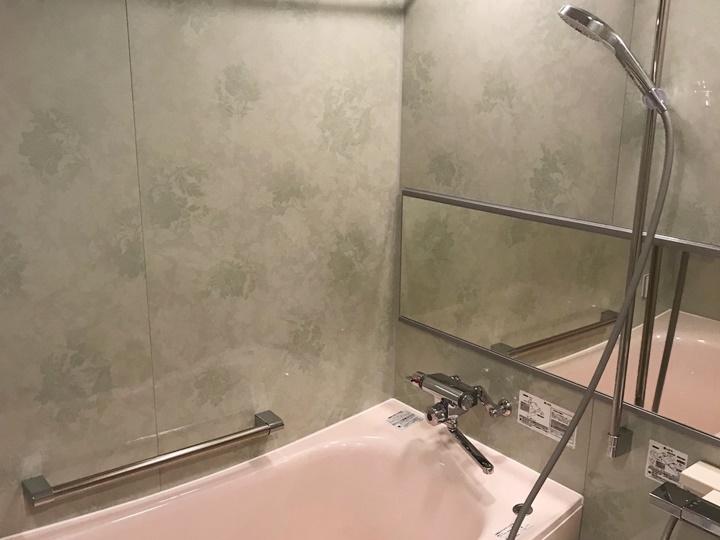 TOTOマンションリモデルバスルーム　アクセントではなく浴室内前面の壁を重厚感のあるボーテグリーンにしました　浴槽をピンクにして個性的な印象に