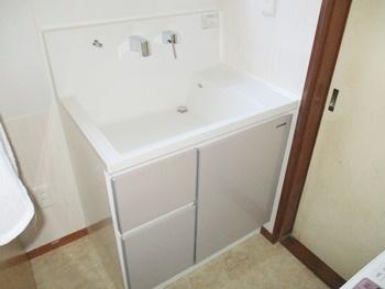 洗面台はタカラのファミーユに交換しました。排水口は継ぎ目やすき間がなく、汚れがたまりにくいフリンジレス仕様です。