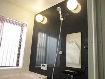 プリエダークグレーのアクセントパネルが高級感ある浴室を演出します。