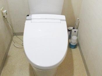 トイレをリクシルのアメージュZに交換しました。アクアセラミックを採用したトイレなので、汚れが付きにくいです。