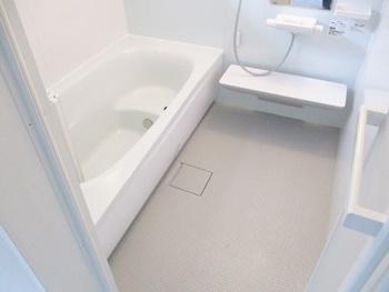 浴室をTOTOのサザナに交換しました。浴槽は断熱材で包み込んだ魔法びんのような構造なので、保温性が高いです。