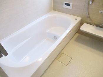 浴槽は、断熱材で包み込んだ魔法びんのような構造なので、保温性が高いです。浴槽内にはステップが付いているので、節水性も高いです。