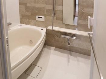TOTOのマンションリモデルバスルームは、壁同士の継ぎ目が目地なし構造のHQパネルを採用しているので、カビが付きにくいです。お掃除が簡単な浴室です。