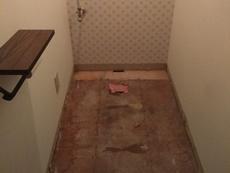トイレは解体し、床のクッションフロアもはがしました