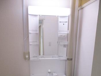 洗面台はパナソニックのエムラインに交換しました。くもりシャット仕様の鏡なので、ヒーターなしでもくもりにくいです。