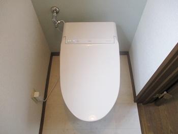 1階のトイレはTOTOのネオレストDH1です。自動で便器にミストを吹きかけて、水のクッションを作り便器を汚れから守ります。