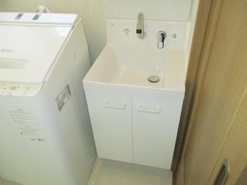 洗面台は、リクシルのピアラに交換しました。継ぎ目や凹凸がないボウルなので、水ハネをサッと拭き取れます。壁付け水栓なので、水栓まわりに汚れがたまりにくく、お手入れが簡単です。