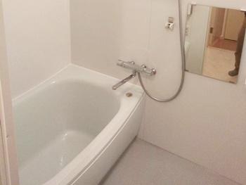 TOTOさんのマンションリモデルバス　壁パネルはプリエホワイト　クレイドル浴槽とエプロンはアクア　浴室換気乾燥暖房機とランドリーパイプも付けました