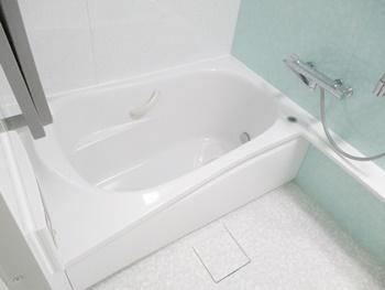 TOTOさんのマンションリモデルバスルームに交換しました。浴槽は断熱材で包み込んだ魔法びんのような構造なので、保温性が高いです。長時間の入浴も快適に過ごせます。