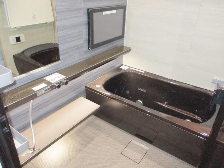 新しく交換した浴室は、TOTOのシンラです。