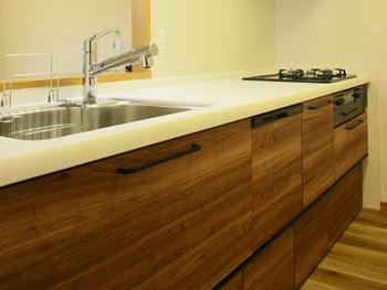 クリナップのラクエラは、収納力が高く、家具のようなデザイン性の高いキッチンです。