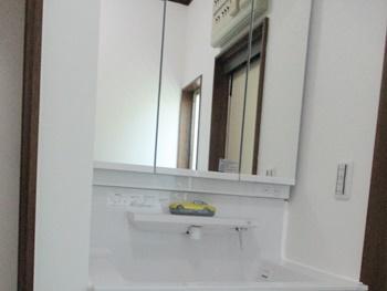 新しく交換した洗面はTOTOのオクターブです。手元に引き出せ、左右どちらからでも開閉できる、便利な両開きの鏡扉です。鏡裏にたっぷり収納できるので洗面周りがすっきり片付きます。